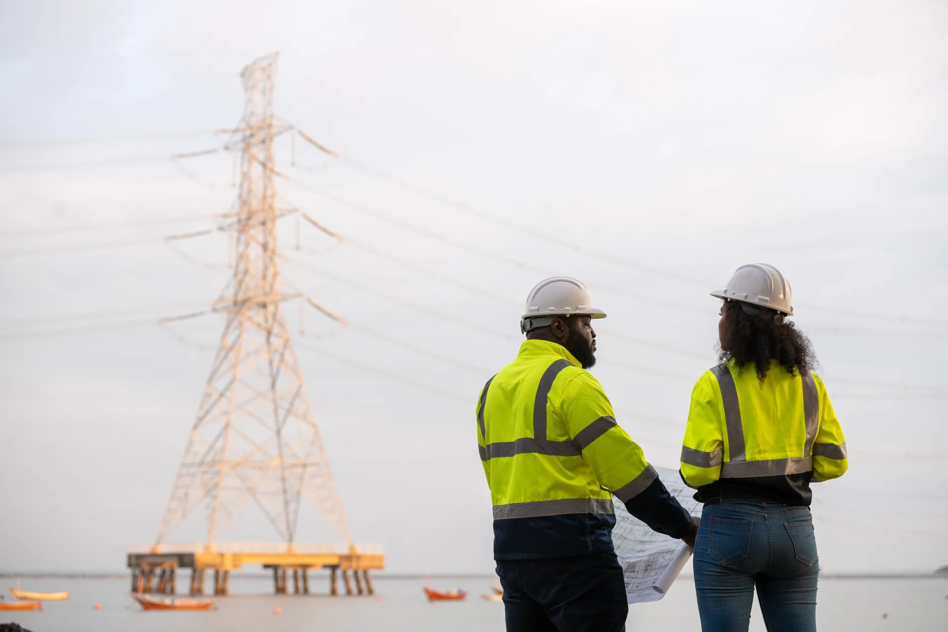 Inżynierowie przy linii elektroenergetycznej podczas realizacji inwestycji