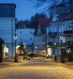 Latarnie uliczne w centrum Szczawna-Zdroju – oświetlenie wykonane przez Telfa